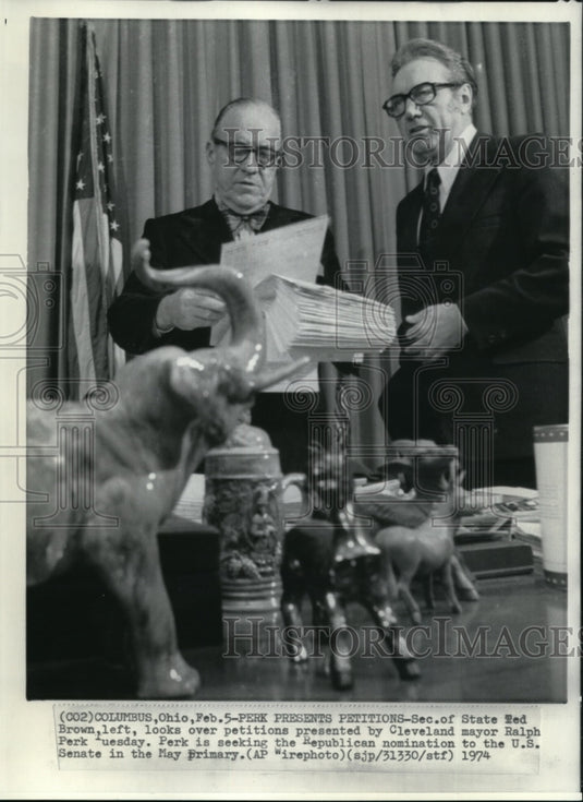 1974 Press Photo Mayor Ralph Perk presents petitions to Sec. of State Ted brown - Historic Images