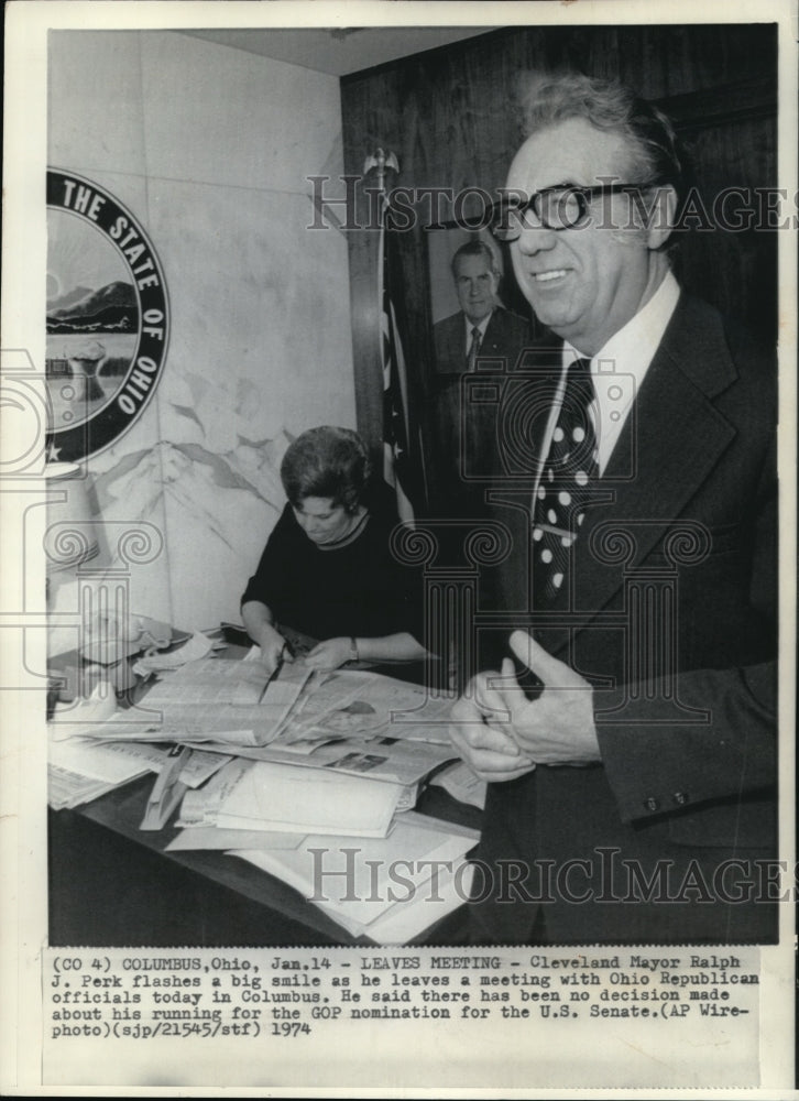 1974 Press Photo Mayor Perks leaves meeting with Ohio Republican with a smile - Historic Images