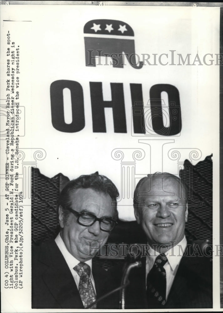 1974 Press Photo Cleveland Mayor Ralph Perk with Vice president Ford - Historic Images