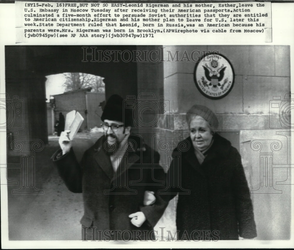 1971 Press Photo Rigerman & his mother gets American passports ...