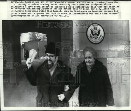 1971 Press Photo Rigerman & his mother gets American passports-Historic Images