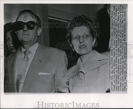 1956 Press Photo Riesel gets treatment for an acid attack by unknown assailant - Historic Images