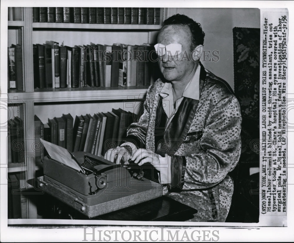 1956 Press Photo Blinded labor columnist  Victor Riesel - Historic Images