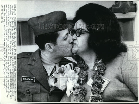 1973 Wire Photo Ridgway come back from South Vietnam welcomes by her mother-Historic Images