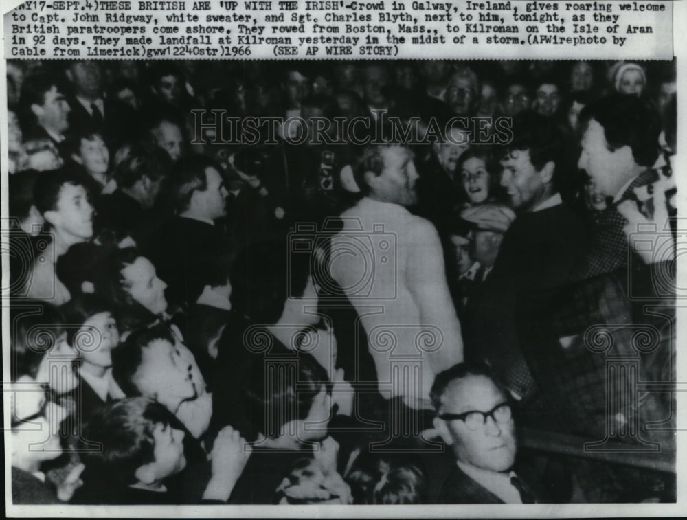 1966 Press Photo Warm welcome in Galway, Ireland to British paratroopers - Historic Images