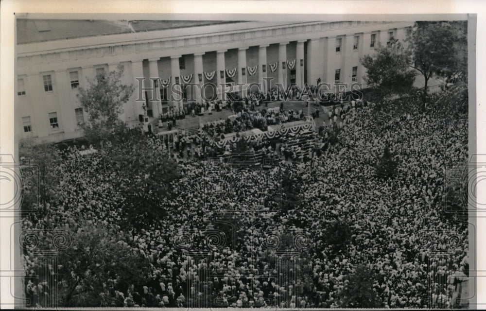 1960 Press Photo 50,000 at Nixon&#39;s midday campaign speech in Ohio Statehouse - Historic Images