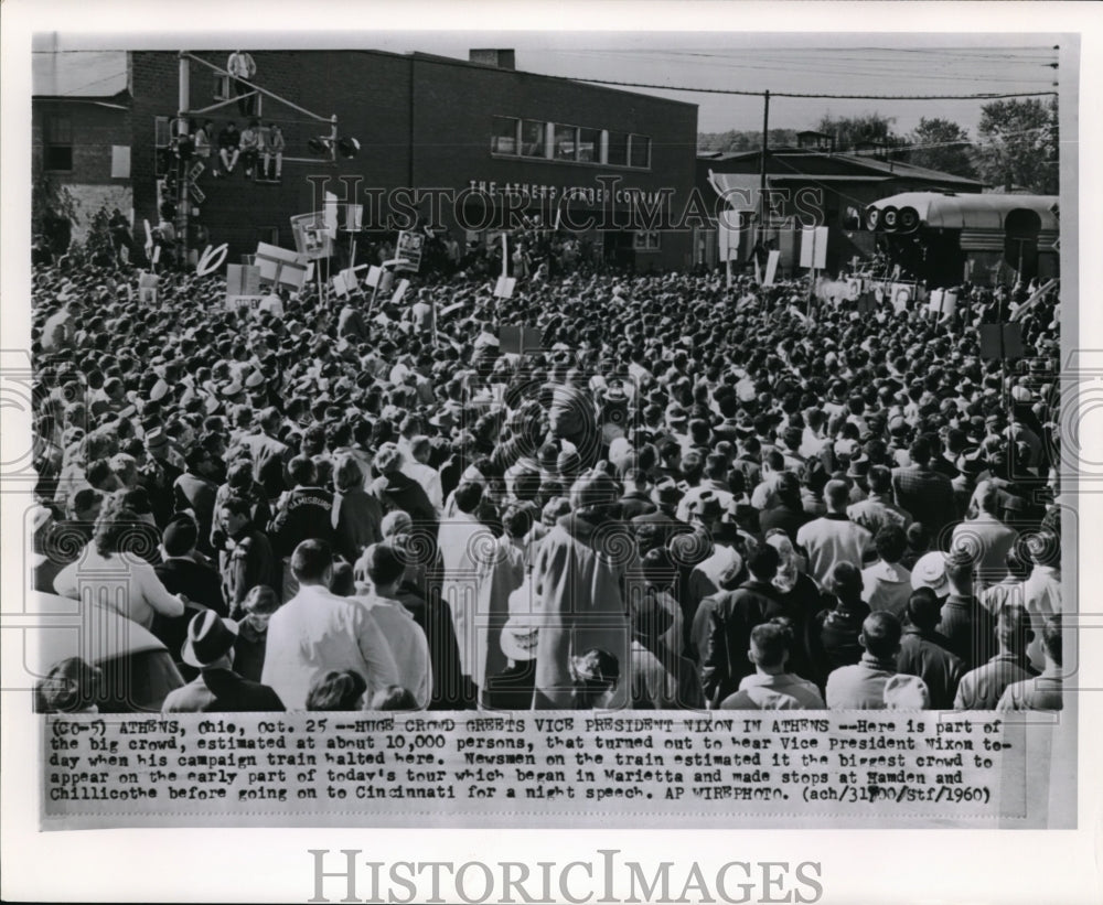 1960 Press Photo 10,000 persons in Pres. Nixon&#39;s campaign train in Athens - Historic Images