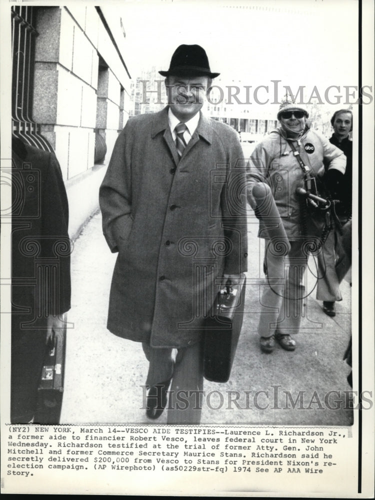 1974 Press Photo Richardson Jr. testifies at trial of Atty Mitchell &amp; Stans - Historic Images