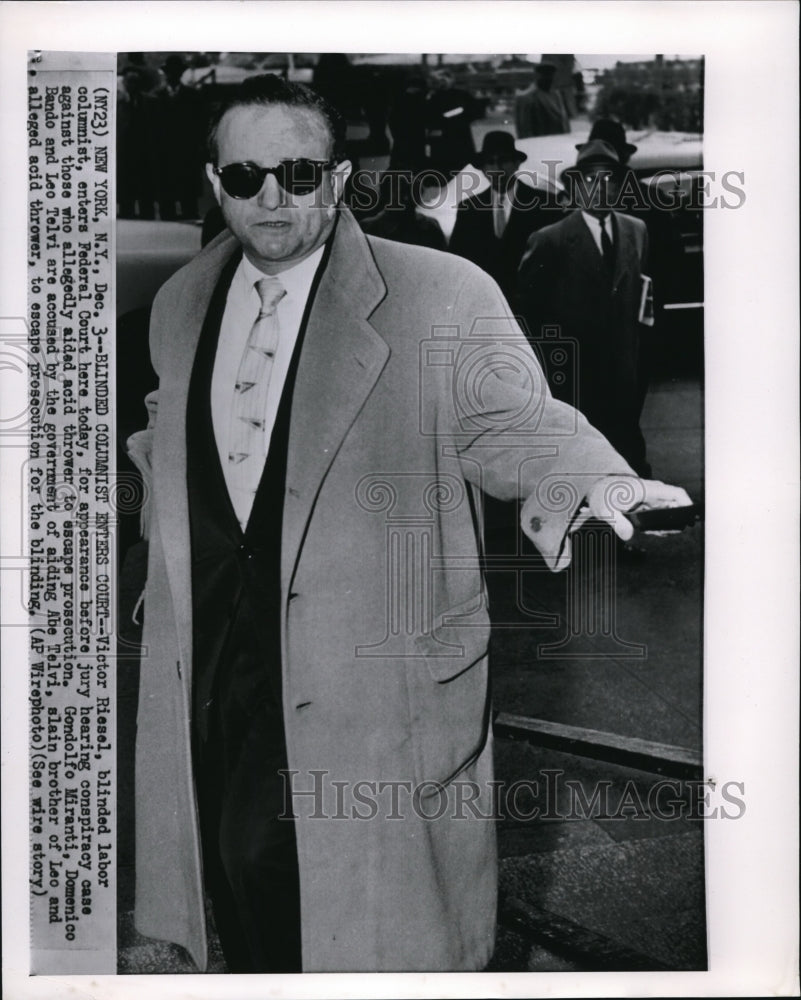 1956 Press Photo Blind Riesel enters Federal court for jury conspiracy case - Historic Images