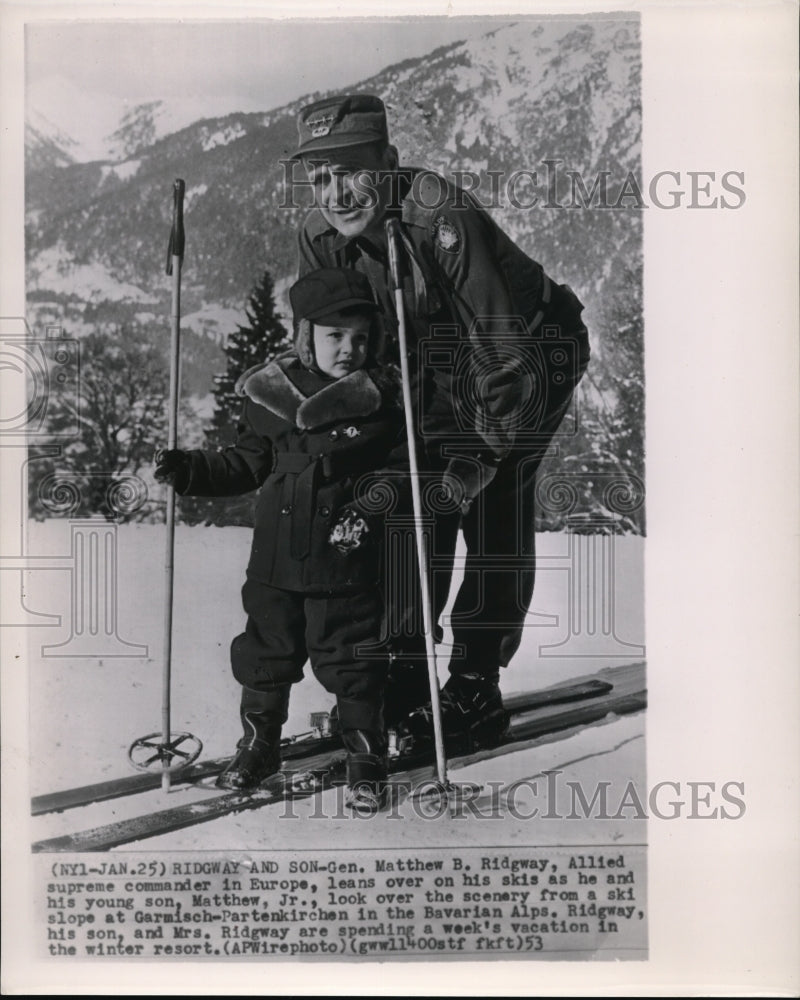 1953 Press Photo Ridgwat &amp; son in ski slope at Garmisch-Partenkirchan - Historic Images