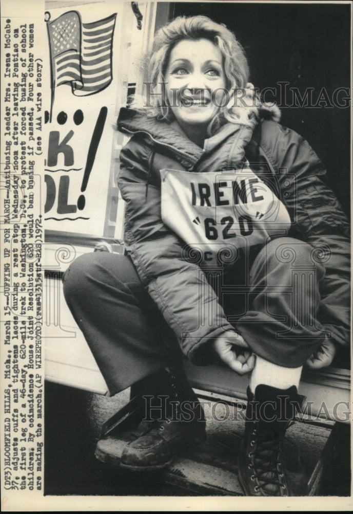 1972 Wire Photo Mrs McCabe readying for 46 day,620 mile trek in Washington - Historic Images