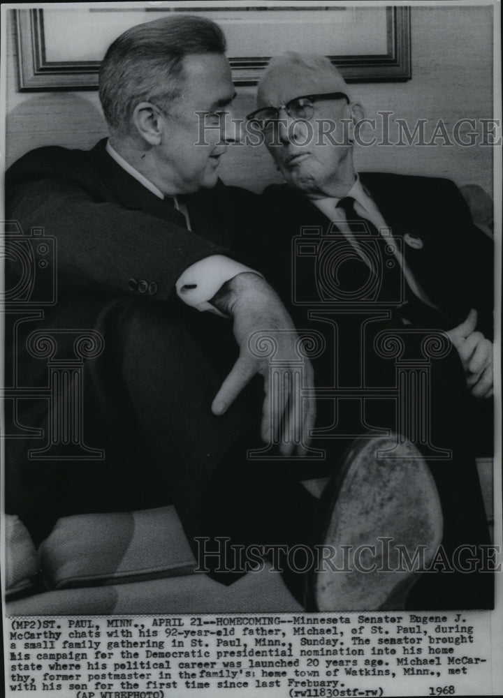 1968 Press Photo Minnesota Senator Eugene J. McCarthy chats with his father - Historic Images