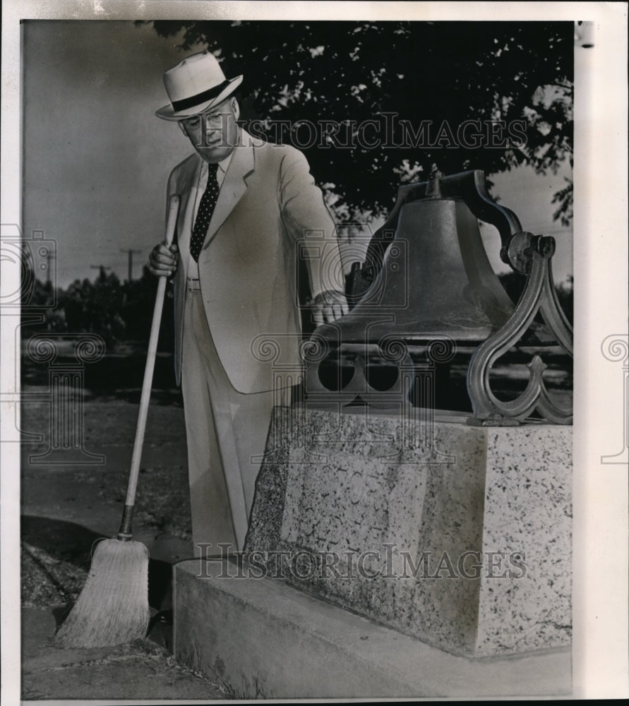 1961 Press Photo House Speaker Sam Rayburn beside the bell during a Texas visit - Historic Images