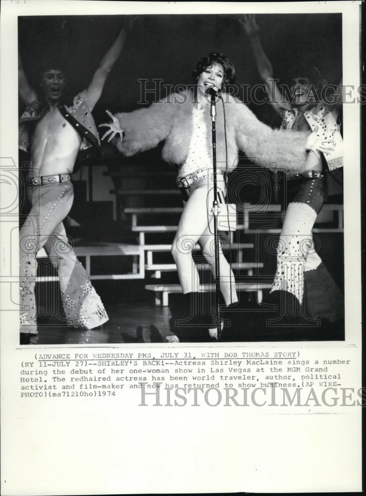 1974 Press Photo Actress Shirley MacLaine sings number in her show in Las Vegas - Historic Images