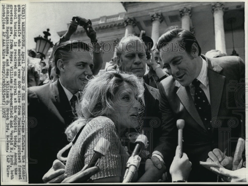 1972 Wire Photo Michigan housewife Irene McCabe protests forced school busing - Historic Images