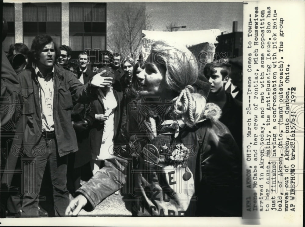 1972 Press Photo Irene McCabe &amp; crew of Pontiac with opposition for Anti-Bussing - Historic Images