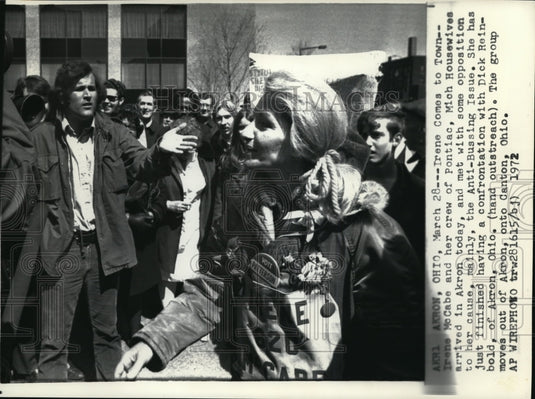 1972 Press Photo Irene McCabe & crew of Pontiac with opposition for Anti-Bussing - Historic Images