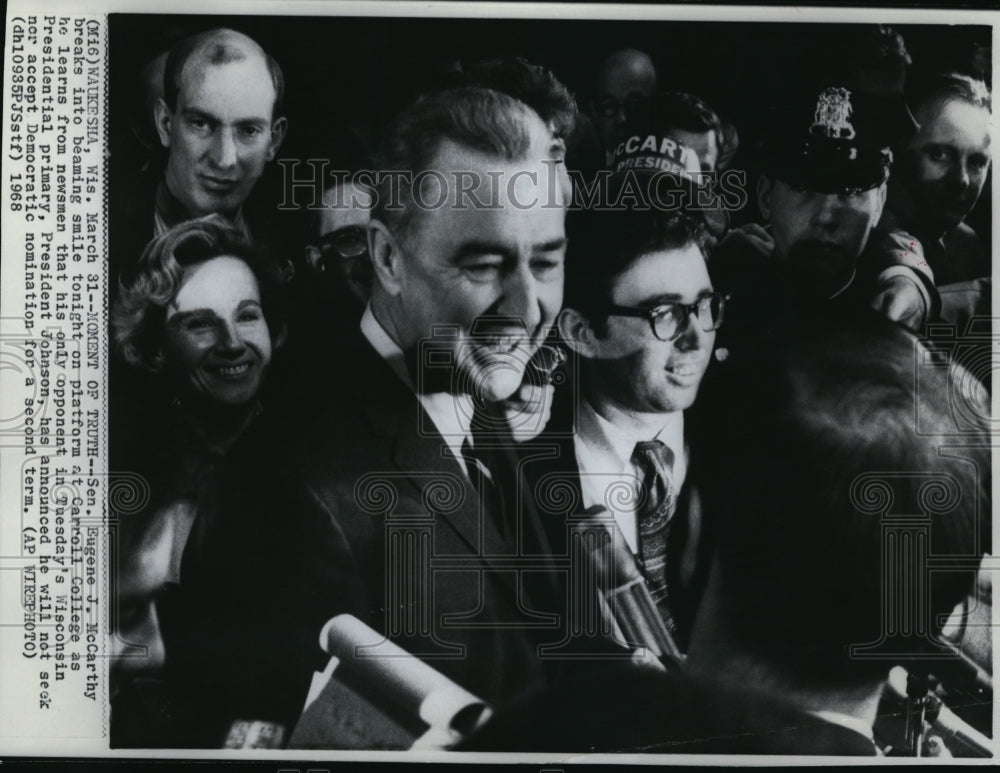 1968 Press Photo Sen. Eugene J. McCarthy breaks into beaming smile on platform - Historic Images