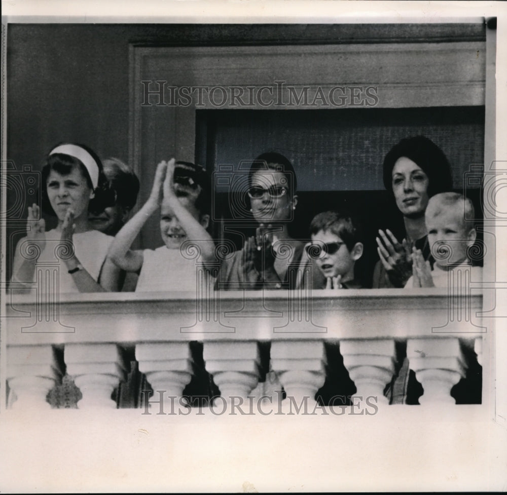 1964 Press Photo Princess Grace and Children Applaud Parade at Royal Palace - Historic Images