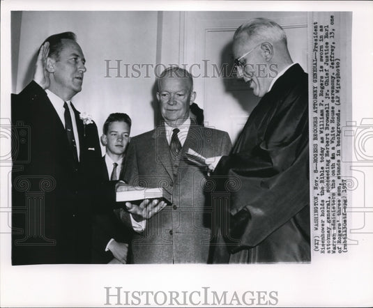 1957 Press Photo Pres. Eisenhower holds the bible as W. Rogers sworn as Atty gen - Historic Images