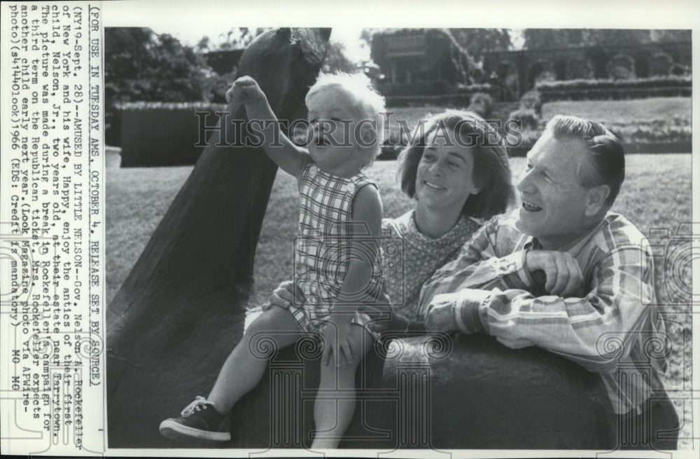 1966 Press Photo Gov Nelson A Rockefeller w/ wife Happy &amp; 2yr old son Nelson Jr - Historic Images