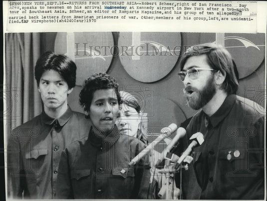 1970 Press Photo Robert Scheer Speaks to Newsmen at Kennedy Airport in New York - Historic Images