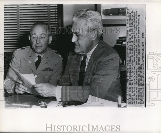 1950 Press Photo Lt. Col Thomas E. Sams and J.D.Farrington - Historic Images