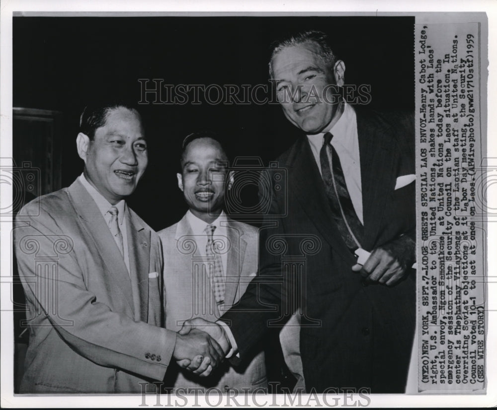 1959 Henry Cabot Lodge greets Ngon Samonikone ay United Nations - Historic Images