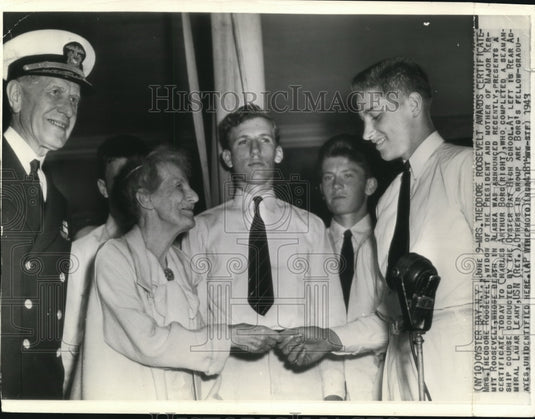 1943 Press Photo Mrs. Roosevelt presents awards certificate to Charles Arthur B. - Historic Images