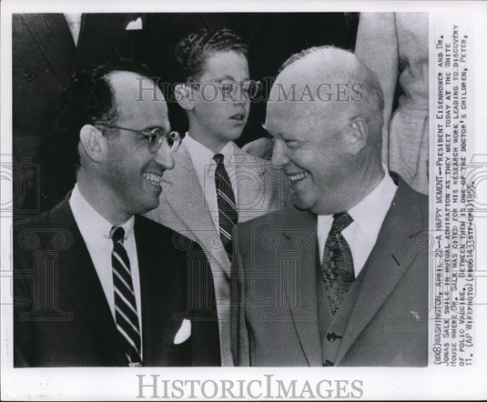 1955 Press Photo Pres. Eisenhower & Dr. Salk meets in admiration at White House - Historic Images