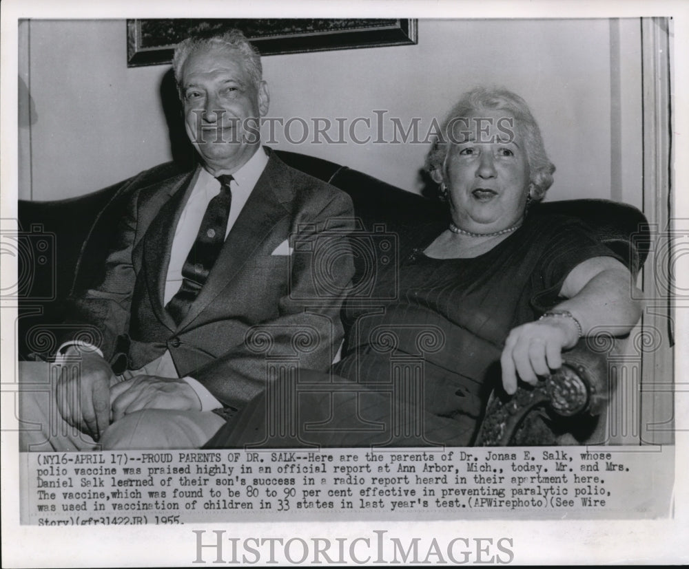 1955 Press Photo Proud parents of Dr. Salk, heard the report in a radio report - Historic Images