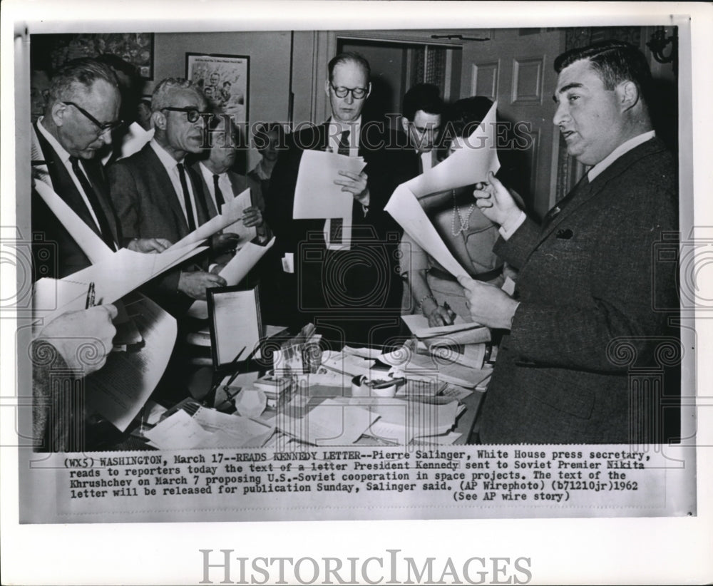 1962 Press Photo Salinger reads Pres. Kennedy&#39;s letter sent to Khrushchev - Historic Images