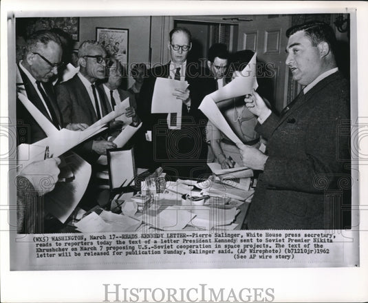 1962 Press Photo Salinger reads Pres. Kennedy's letter sent to Khrushchev - Historic Images