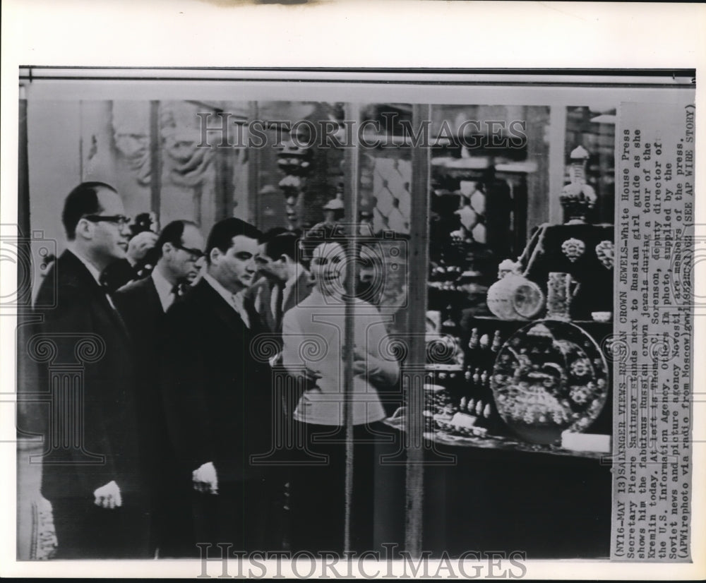 1962 Press Photo Salinger views Russian crown jewels during a tour of Kremlin - Historic Images