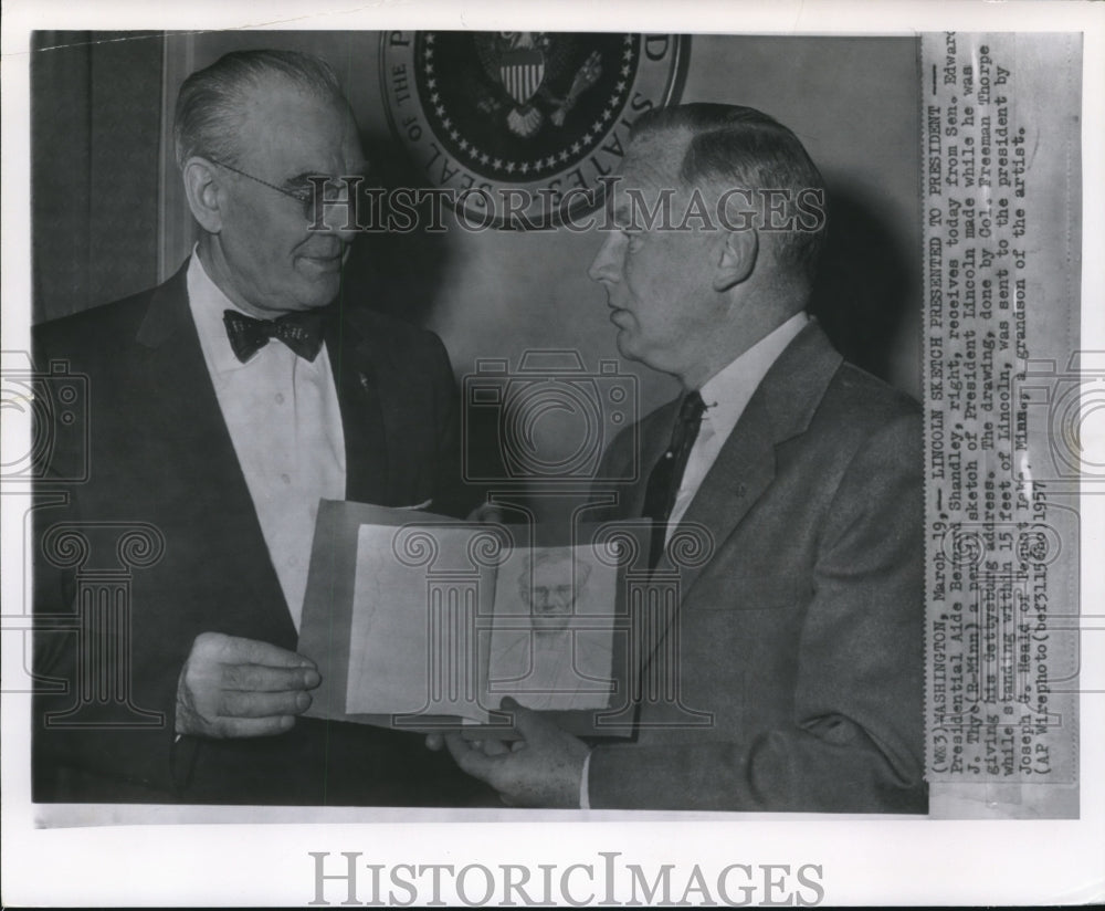 1957 Press Photo Lincoln sketch presented to President Shandley by Sen. Thye - Historic Images