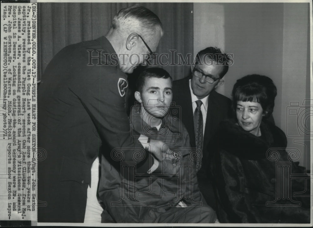 1971 Press Photo Purple Heart for S/Sgt. Sexton after released by Viet Cong - Historic Images