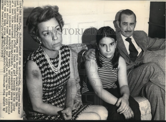1970 Press Photo Guillermo Salazar,wife Carlone & daughter Isabel in New York - Historic Images