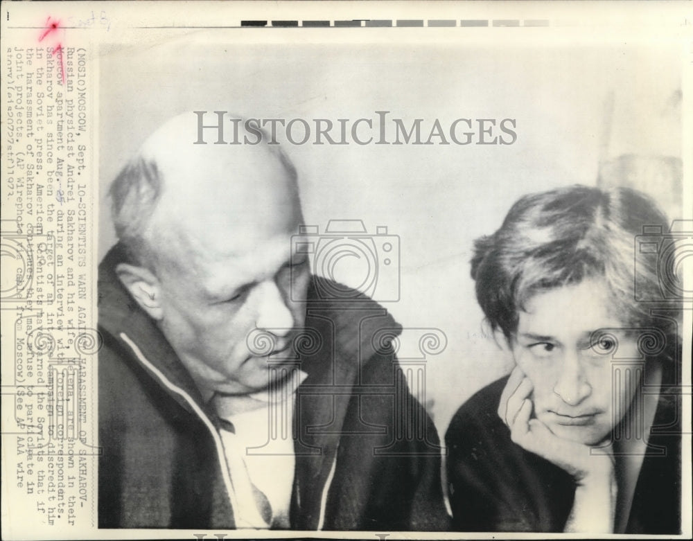 1973 Press Photo Soviet physicist Andrei Sakharov with his wife, Yelena - Historic Images