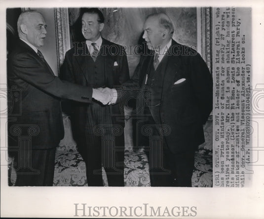 1948 Press Photo Mr. King handshakes his successor, Rt Hon. Louis St. Laurent - Historic Images