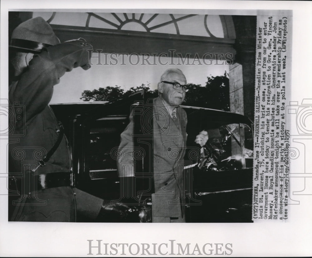 1957 Press Photo Farewell salute for St. Laurent in government house - Historic Images