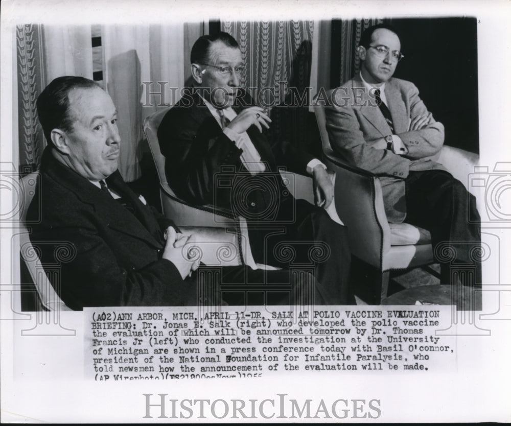 1955 Dr. Salk at poliovaccine evaluation briefing in Univ.ofMichigan - Historic Images