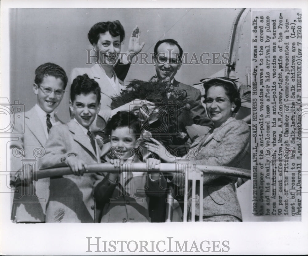 1955 Wire Photo Dr. Salk returns home from Ann Arbor, Mich. welcome by family - Historic Images