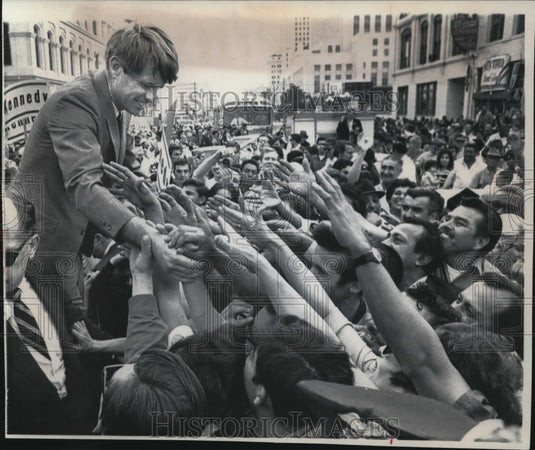 1968 Press Photo Sen. Kennedy's Presidential campaign in Los Angeles - Historic Images