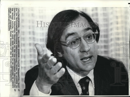 1973 Press Photo Santarelli briefs newsmen in Washington of implications of law - Historic Images
