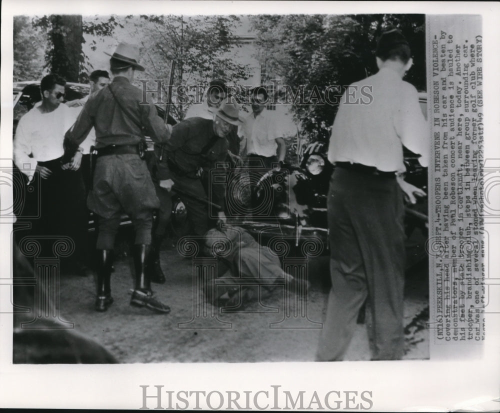 1949 Press Photo The policemen intervene at the Paul Robeson concert riot - Historic Images