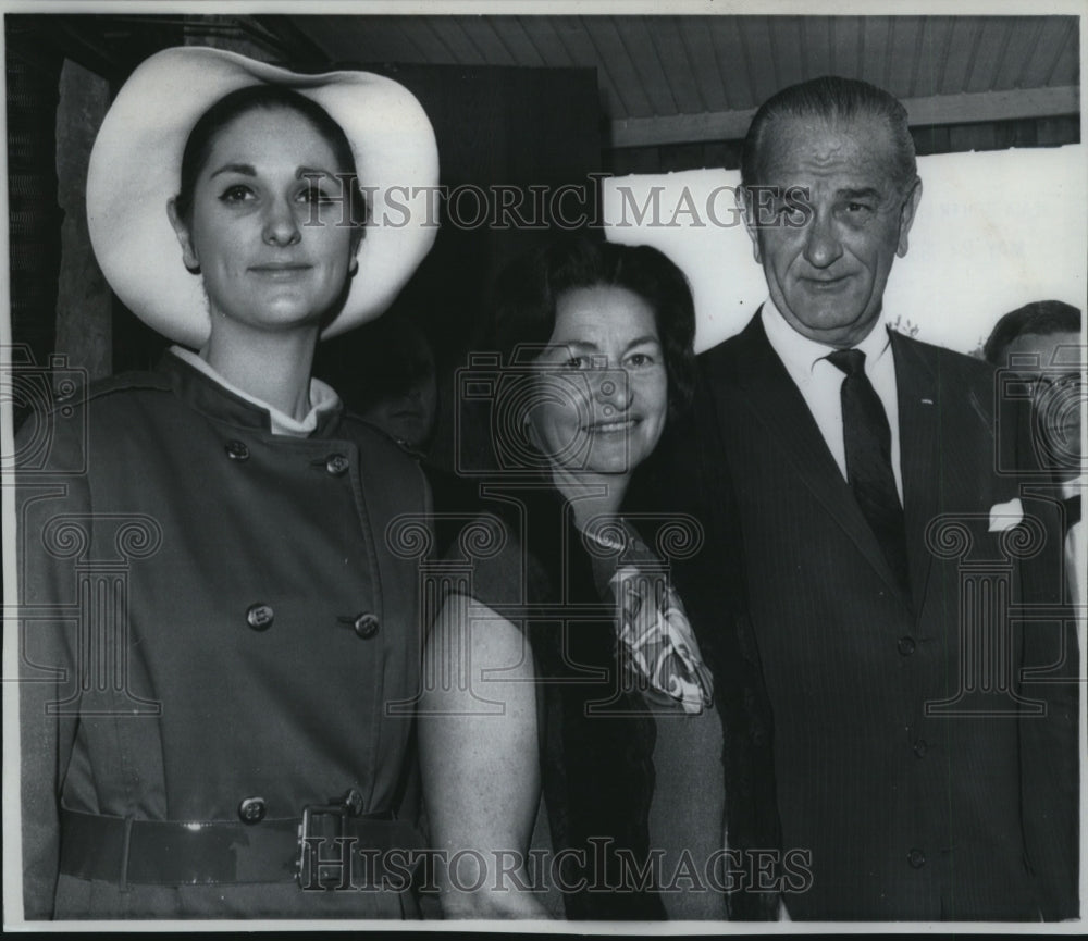 1968 Press Photo Lynda Bird Robb with her parents at the St. Barnabas Church - Historic Images