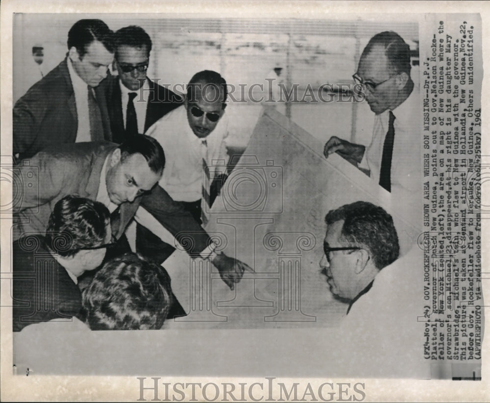 1961 Press Photo Gov. Nelson Rockefeller with Dr. Plateel with a New Guinea map - Historic Images