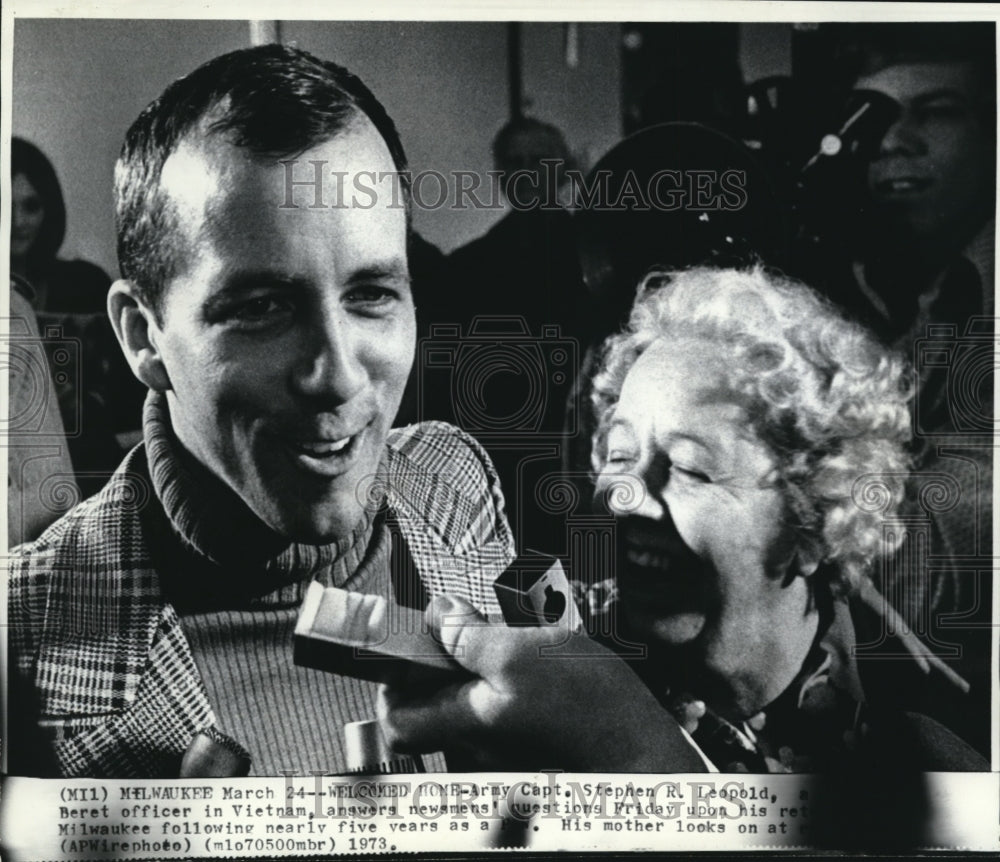 1973 Press Photo Army Captain Stephen Leopold with his mother - Historic Images