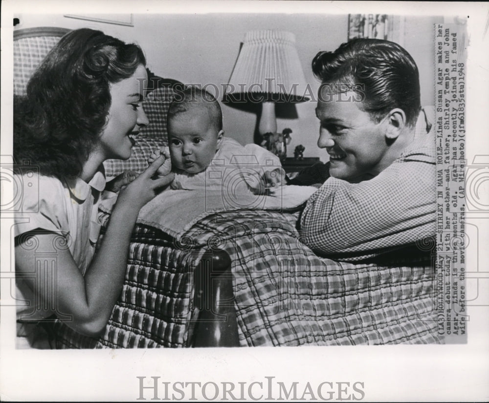 1948 Wire Photo Linda Susan Agar with her mother and father, Shirley and John-Historic Images