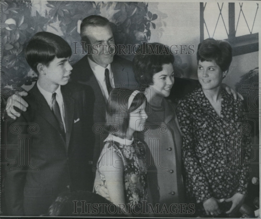 1967 Press Photo Shirley Temple Black and family after candidacy announcement - Historic Images